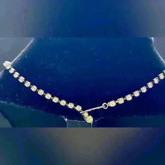 Vintage collar length clear faceted glass rhinestone necklace with three daisies - Picture 4 of 4